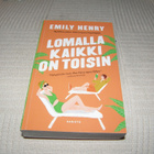 Emily Henry Lomalla kaikki on toisin -nid - pikkukuva 1