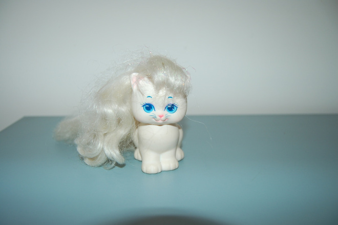 MATTEL  LADY LOVELY LOCKS VALKOINEN KISSA