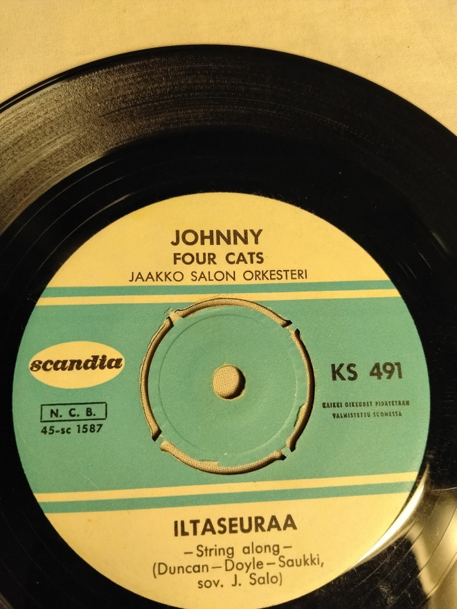 johnny iltaseuraa / hymyhuulet