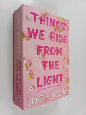 Lucy Score : Things we hide from the light