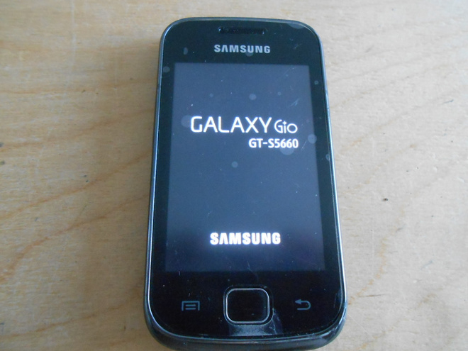 Samsung GT-S5660, Galaxy Gio + akku ja laturi, toimii.