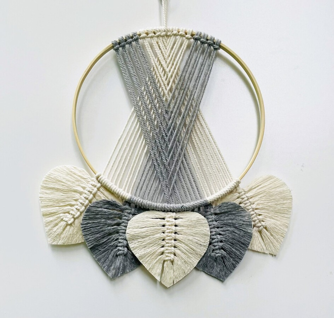 Unisieppari 11 / Makramee -seinäkoriste - 36 x 36 cm