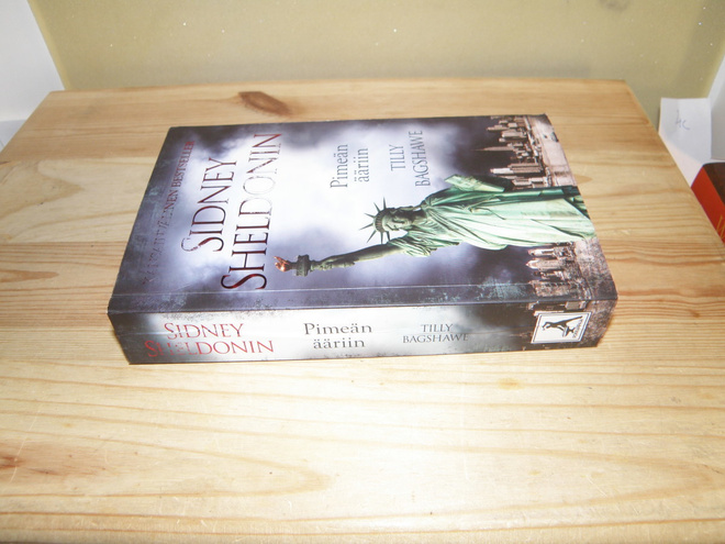 Sidney Sheldon (Tilly Bagshawe) Pimeän ääriin (nidottu)