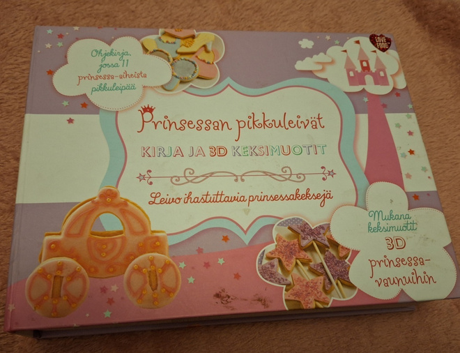 Prinsessan pikkuleivät kirja ja vaunumuotti