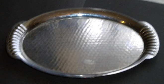 Pieni metallinen tarjoilulautanen