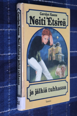 Carolyn Keene : Neiti Etsivä ja jälkiä tuhkassa (1. p. k.po)