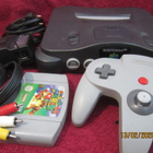 Nintendo 64 konsoli originaalit piuhat, ohjain ja Mario 64 - pikkukuva 1