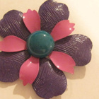 Rintakoru kukka violetti fuksia maalattua peltiä USA vintage - pikkukuva 1