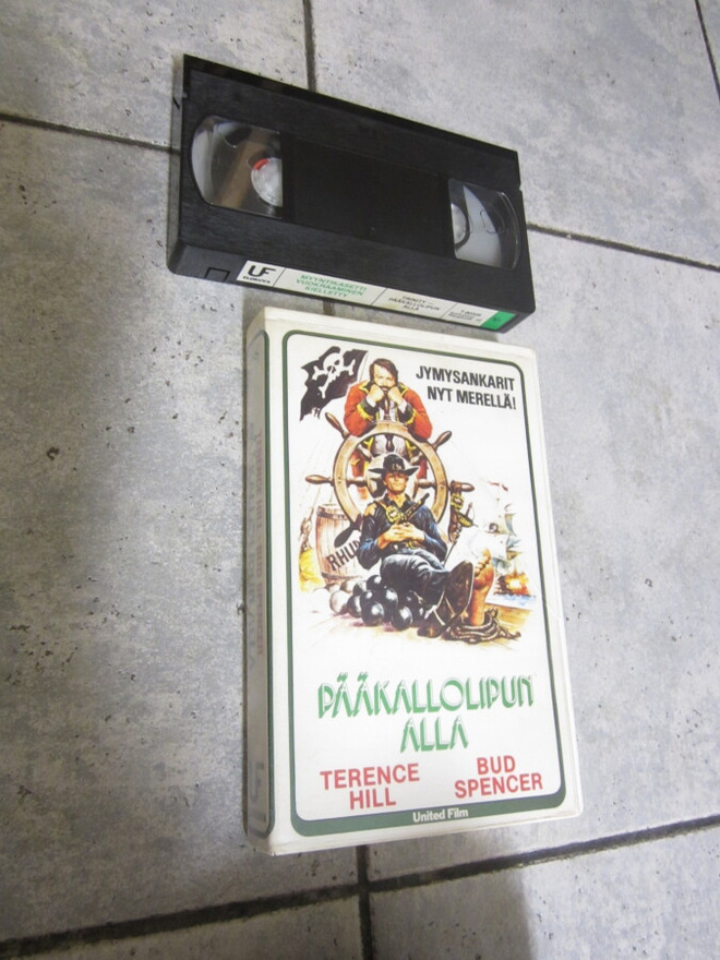 PÄÄKALLOLIPUN ALLA - HILL & SPENCER : VHS v 1971