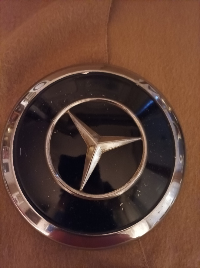 Pölykapseli Mercedes-Benz ponton