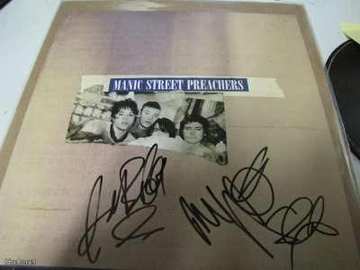MANIC STREET PREACHERS KIRJANEN NIMMAREILLA !