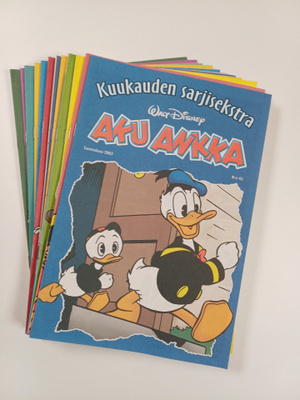Aku Ankka Kuukauden sarjisekstra vuosikerta 2003 (tammi-j...