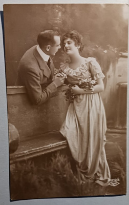 Nuoripari keskustelee läheisesti, vanha onnittelupk, p. 1925