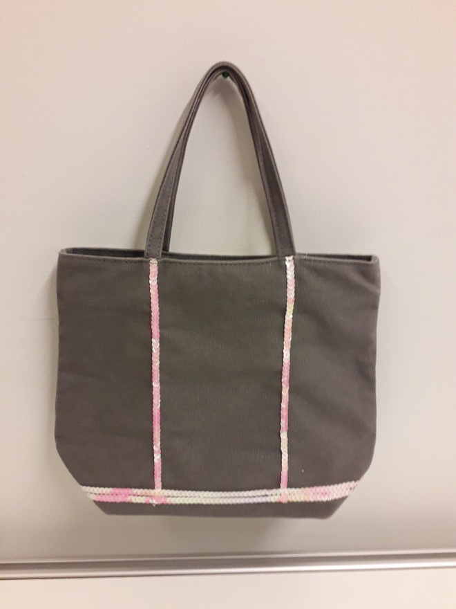 Pieni harmaa-pinkki laukku 29x22
