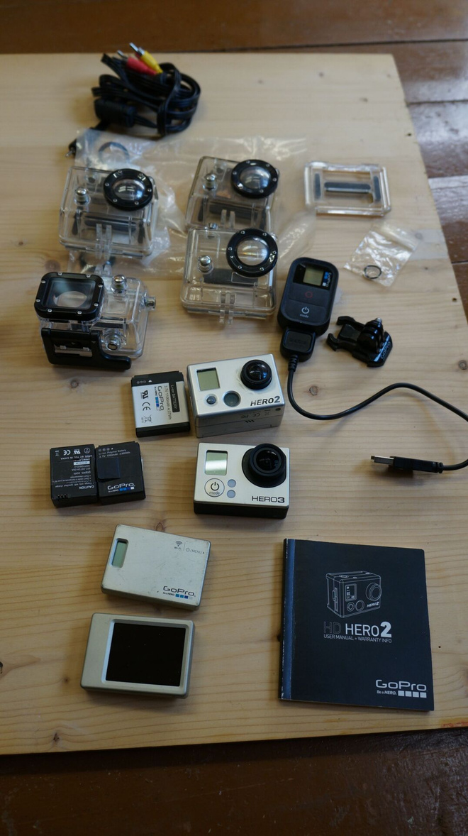 Kaksi GoPro actionkameraa ja runsaasti tarvikkeita!!