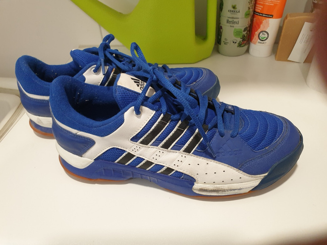 ADIDAS sisäpelikengät/salikengät (42 2/3)