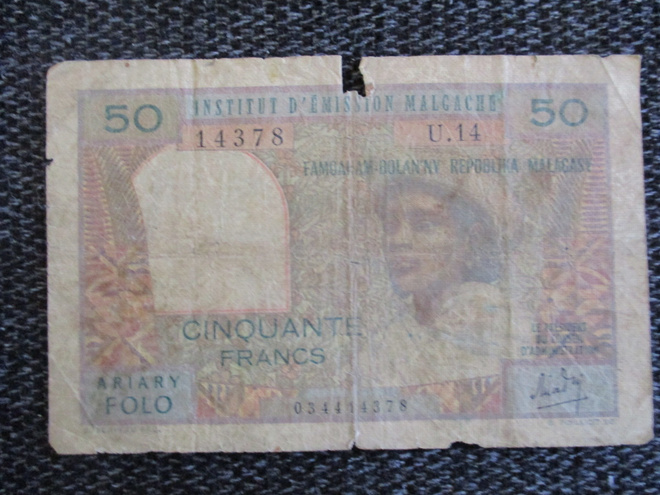 MADAGASCAR 50 FRNCS 1969 P-61  (K15-S147)