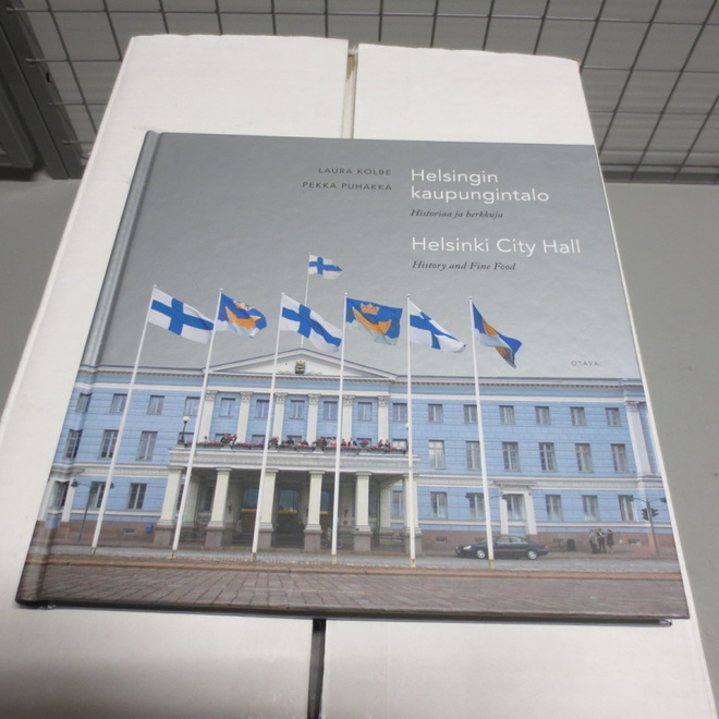 HELSINGIN KAUPUNGINTALO HELSINKI CITY HALL (suomi/englanti)