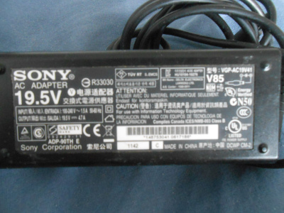 Alkuperäinen Sony adapter/ laturi.