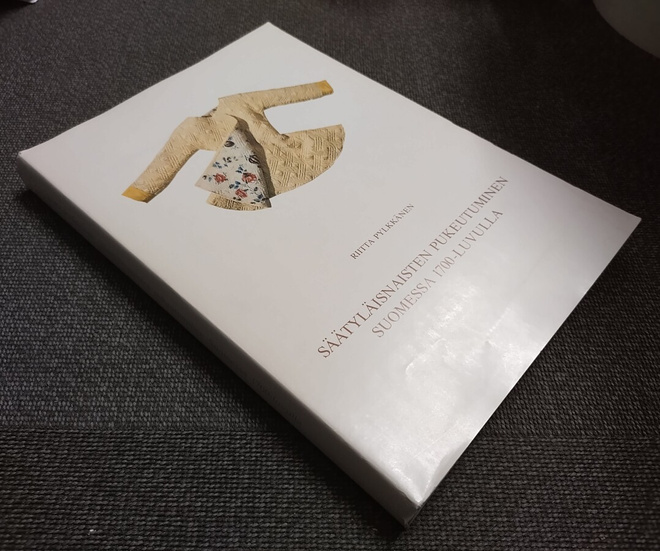 Säätyläisnaisten pukeutuminen Suomessa 1700-luvulla