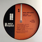 MIKE METHENY :: DAY IN - NIGHT OUT :: VINYYLI LP 1986 - pikkukuva 4