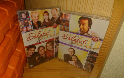 Salatut Elämät 2 DVD boxia eka UUSI MUOVEISSA viides ok kunt