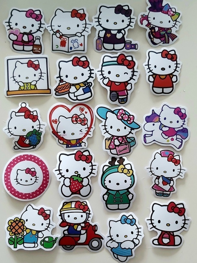 ISOT  TARRAT/HELLO KITTY  5 x 4 CM  20 KPL  YHT.HINT.