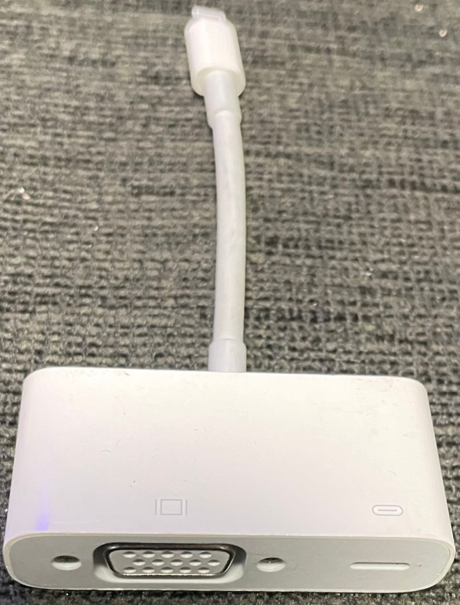 Apple Lightning-VGA -adapteri -  käytetty