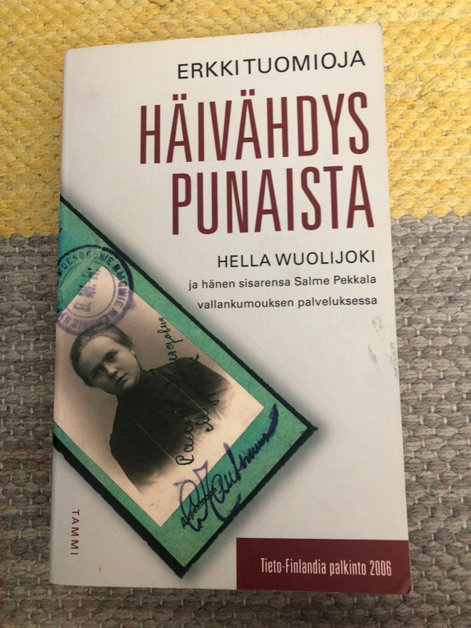 Tuomioja: Häivähdys punaista. 2010.