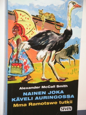 Alexander McCall Smith: NAINEN JOKA KÄVELI AURINGOSSA
