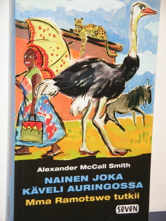 Alexander McCall Smith: NAINEN JOKA KÄVELI AURINGOSSA