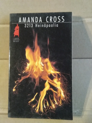 Amanda Cross: 3213 heinäpaalia -pokkari-