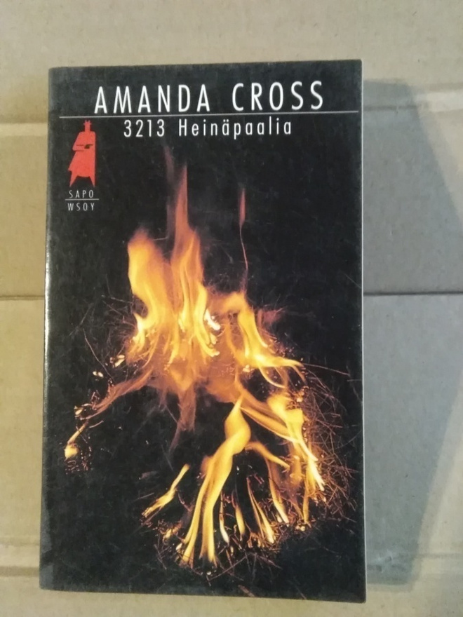 Amanda Cross: 3213 heinäpaalia -pokkari-