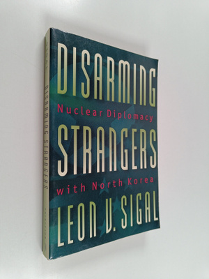 Leon V. Sigal : Disarming strangers : nuclear diplomacy w...