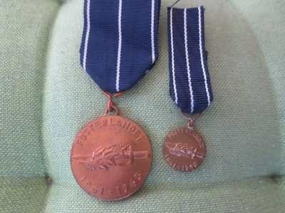 Ruotsinkielinen Jatko sota mitali iso ja pieni