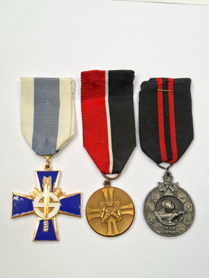 Kolme mitalia