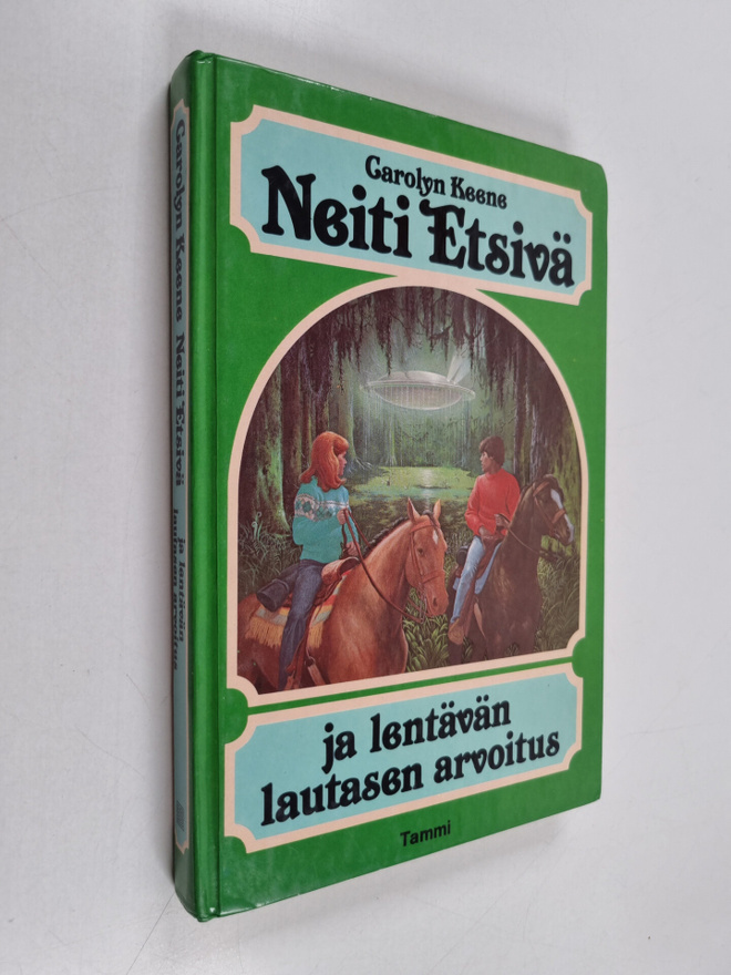 Carolyn Keene : Neiti Etsivä ja lentävän lautasen arvoitus