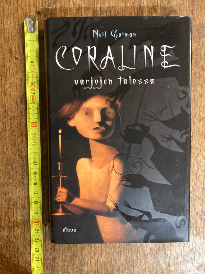 OMISTE+PIIRROS!: NEIL GAIMAN: CORALINE, 2003, skp., 1.p.