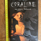 OMISTE+PIIRROS!: NEIL GAIMAN: CORALINE, 2003, skp., 1.p. - pikkukuva 1
