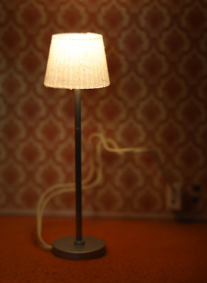 Lundby nukkekodin lattiavalaisin