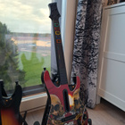 Guitar Hero kitaraohjain + Teline + Kasa pelejä - pikkukuva 3