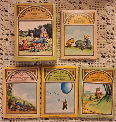 Neljä pikku kirjaa Pooh's Pot o'honey four mini books