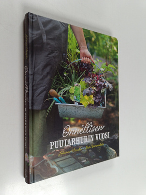 Johanna Vireaho : Onnellisen puutarhurin vuosi