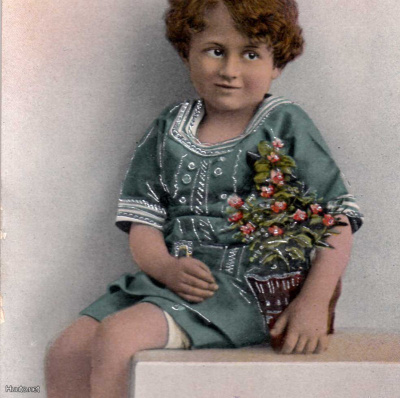 LAPSI / Sinipukeinen lapsi ja kukkia. 1900-l.