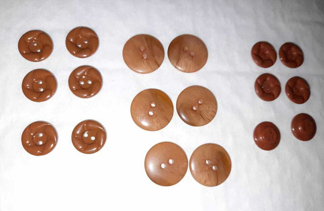 Vaaleanruskea 14mm , puunnäköinen 19mm ja ruskea 14mm nappi