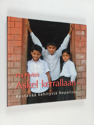 Pia Perkiö : Askel kerrallaan : kestävää kehitystä Nepalissa