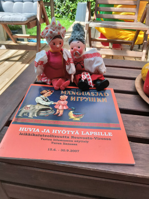 Leluesite ja kaksi nukkea