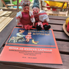Leluesite ja kaksi nukkea - pikkukuva 1