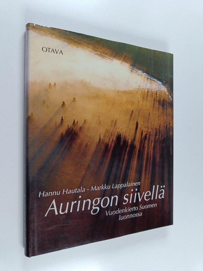 Hannu Hautala ym. : Auringon siivellä : Vuodenkierto Suom...