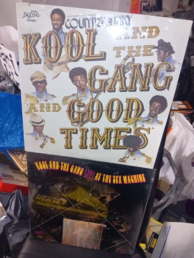 2 kpl LP KOOL AND THE GANG ( UUSI  ) Vanha cut-out